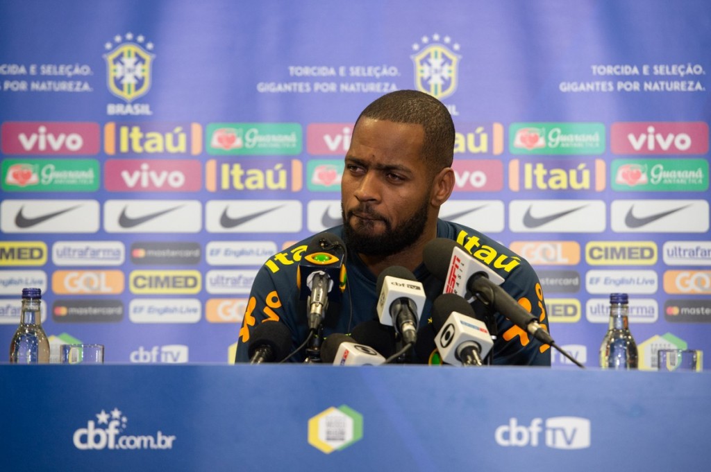 Abel Braga expõe desejo, e Flamengo insiste na contratação do zagueiro Dedé para 2019