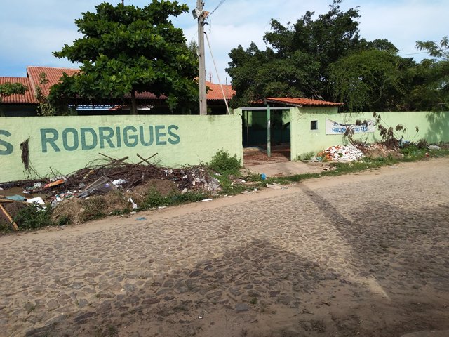 Prédio da Unidade Escolar Chagas Rodrigues foi saqueado e depredado