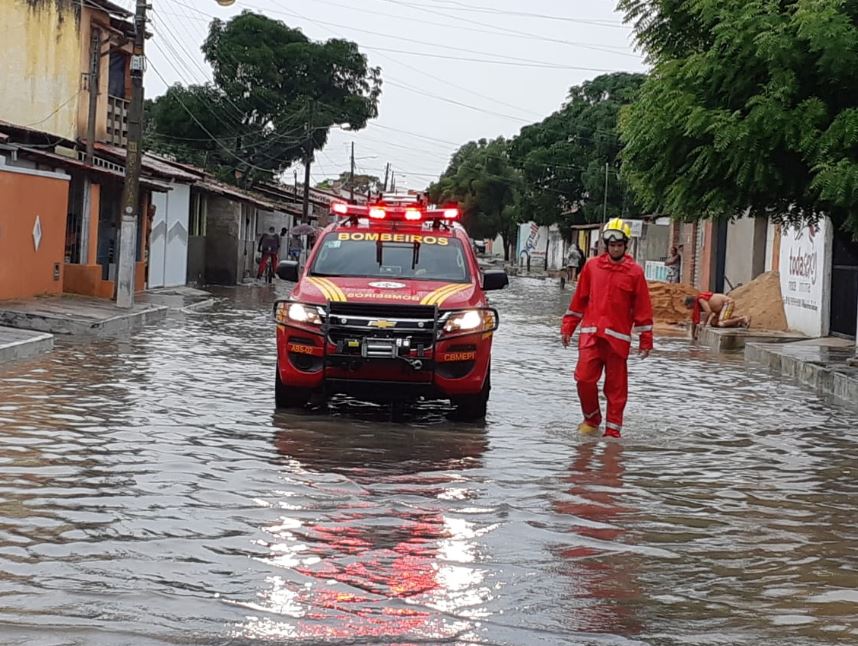 Corpo de Bombeiros atua no resgate de famílias em Parnaíba