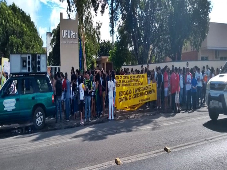 Professores e alunos do ensino técnico e superior em Parnaíba fazem protesto