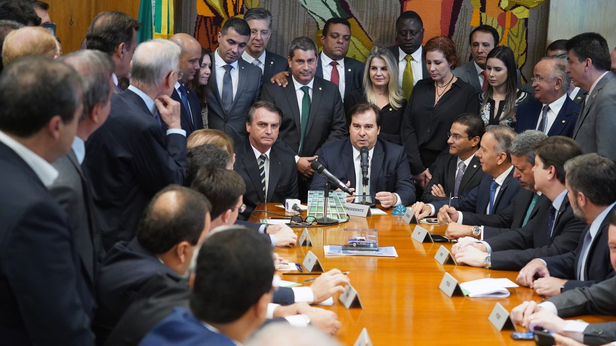Bolsonaro entrega à Câmara projeto que dobra o limite de pontos da CNH