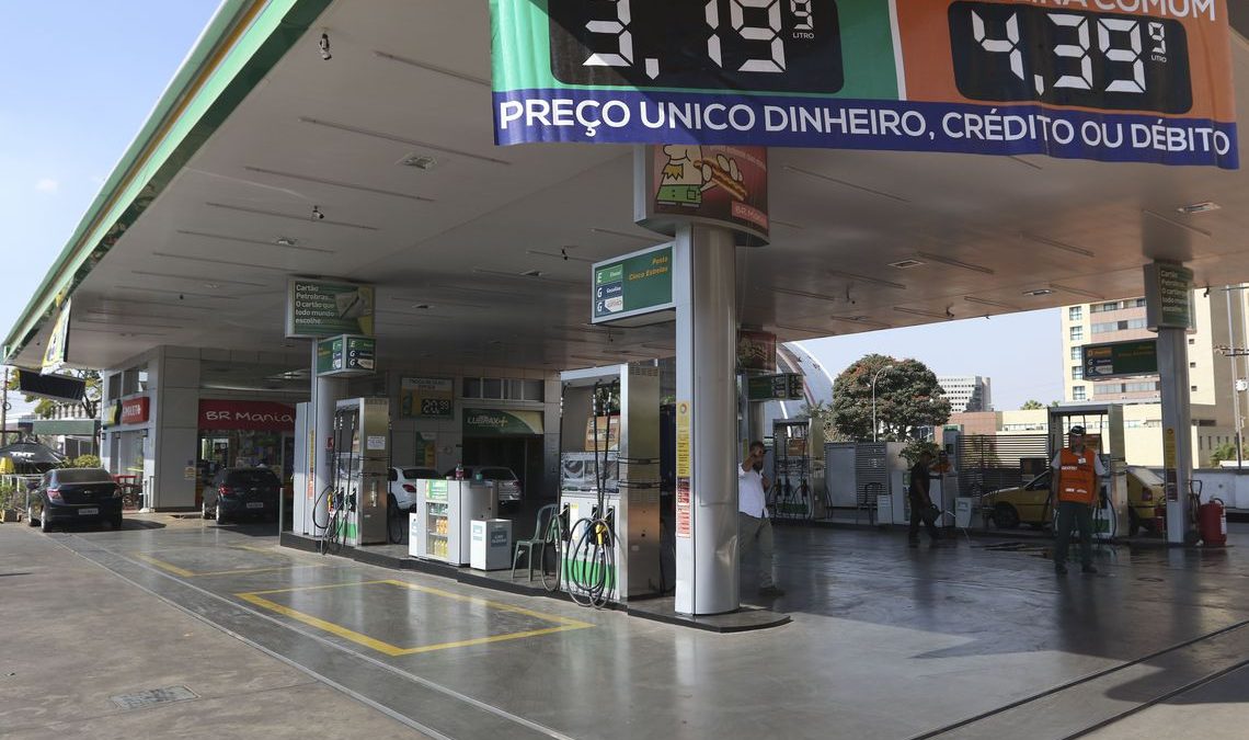 Bolsonaro quer investigar aumento abusivo em postos de combustível