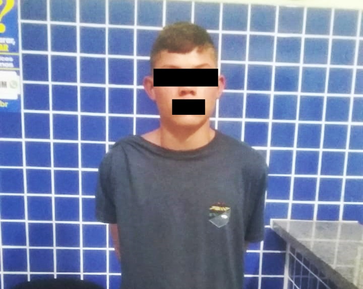Garoto de 16 anos joga revólver fora ao ver a Polícia Militar