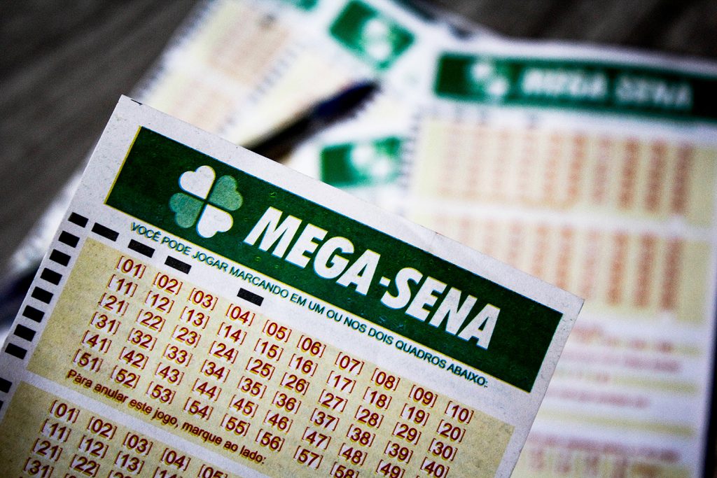 SÃO PAULO, SP - 16.02.2018: 100 MI PARA GANHADOR DA MEGA SENA - O sorteio do concurso 2015 da mega-sena, que acontece no sábado (17), pagará ao acertador das dezenas sorteadas a quantia de R$ 100 milhões. (Foto: Aloisio Mauricio /Fotoarena/Folhapress) ORG XMIT: 1487253