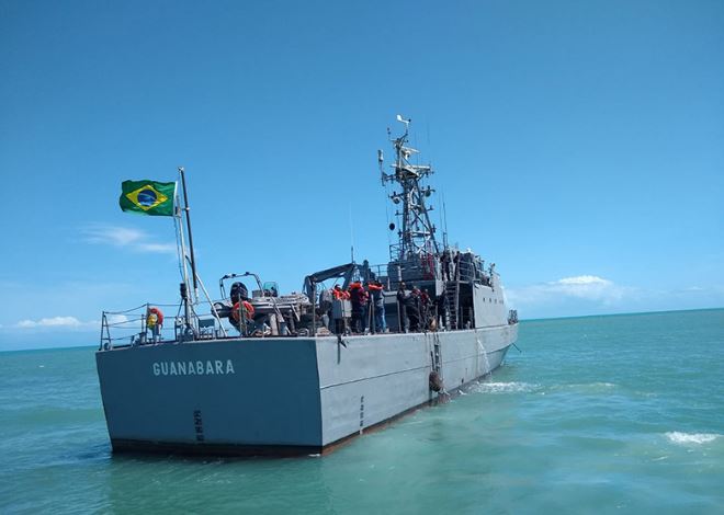 Navio da Marinha vistoria litoral do Piauí em busca de manchas de óleo