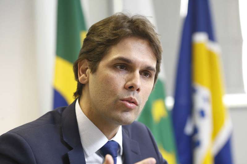 Governo anuncia demissão do presidente do INSS, Renato Vieira