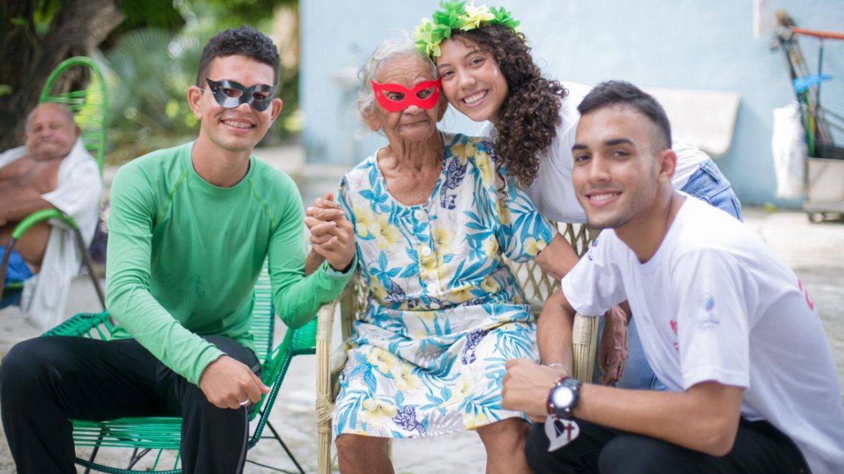 Projeto AMAR promove Carnaval com idosos no Abrigo São José