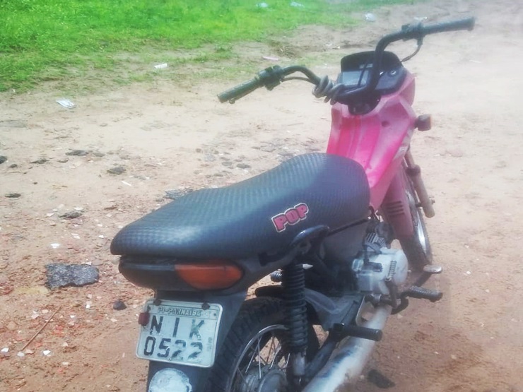 Moto furtada é recuperada após denúncia e abordagem policial militar