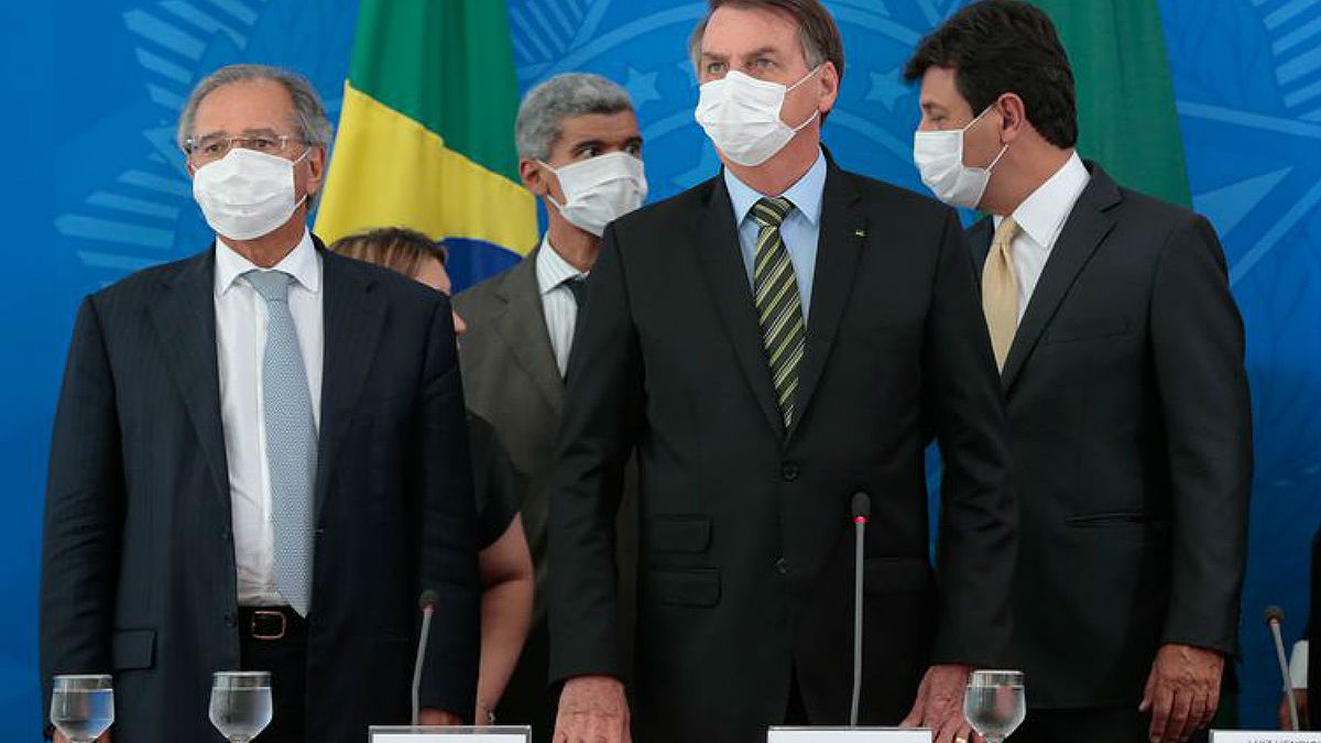 Bolsonaro revoga artigo que permitia suspender contrato de trabalho