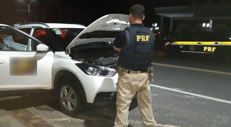 PRF prende condutor por uso de documento falso e recupera veículo de luxo