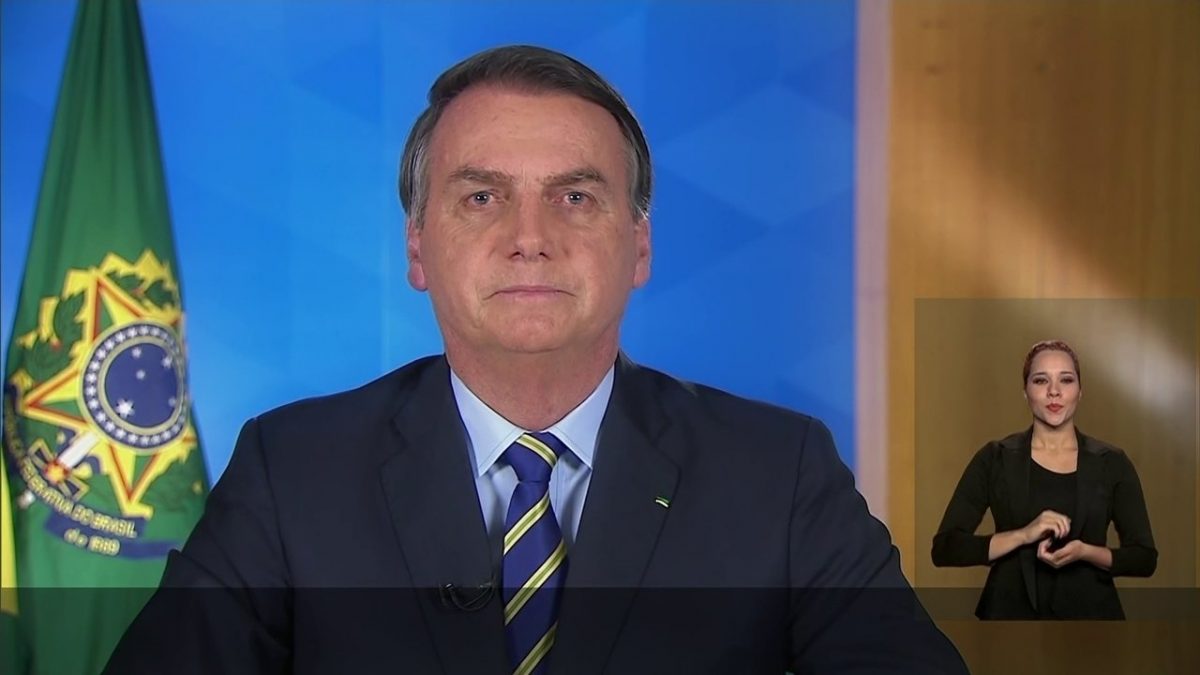 Em pronunciamento na TV, Bolsonaro muda o tom e não critica o isolamento social