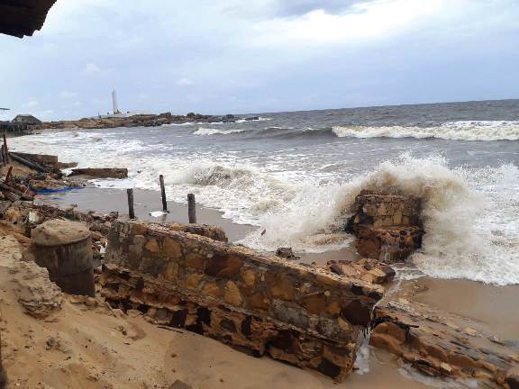 Avanço da maré na Praia da Pedra do Sal destrói parcialmente várias barracas