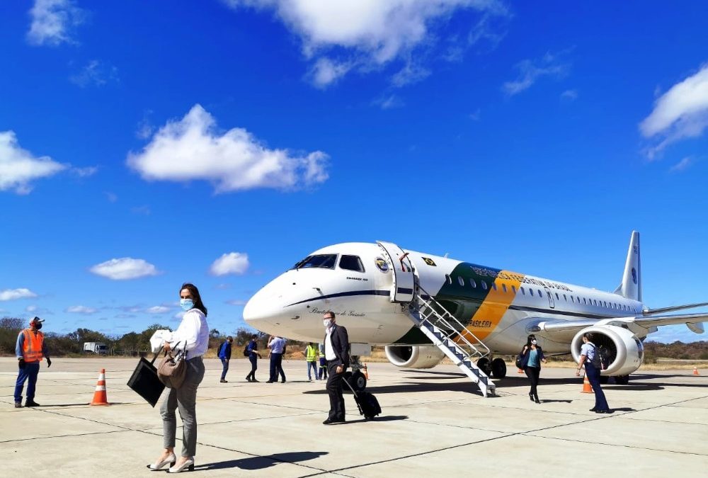 Avião da FAB aterrissa no Piauí com equipe de Jair Bolsonaro