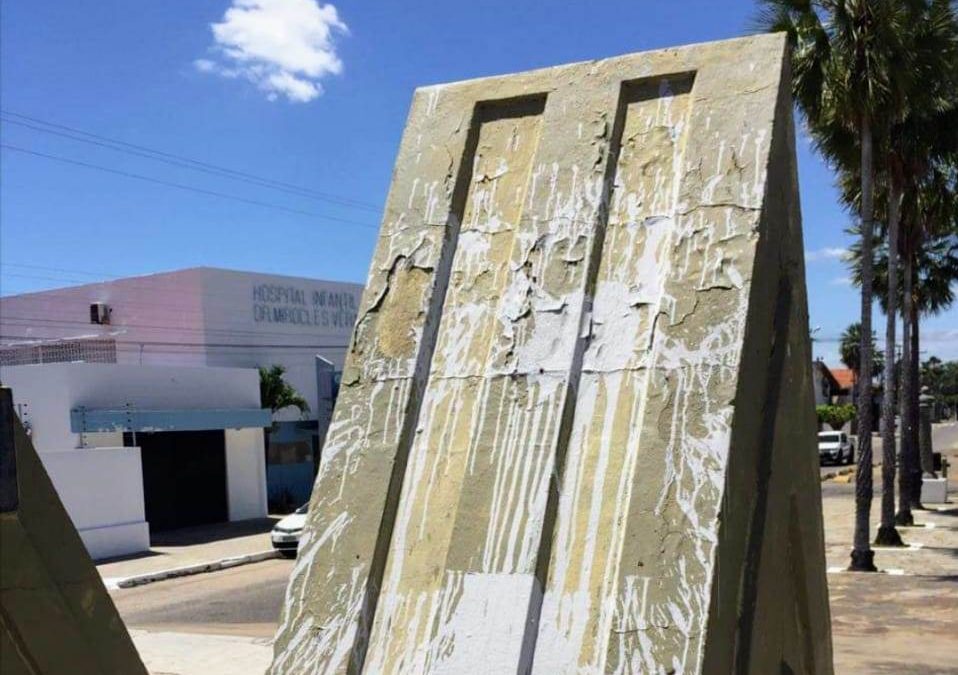 Parnaíba: Placa em homenagem a Bolsonaro é vandalizada