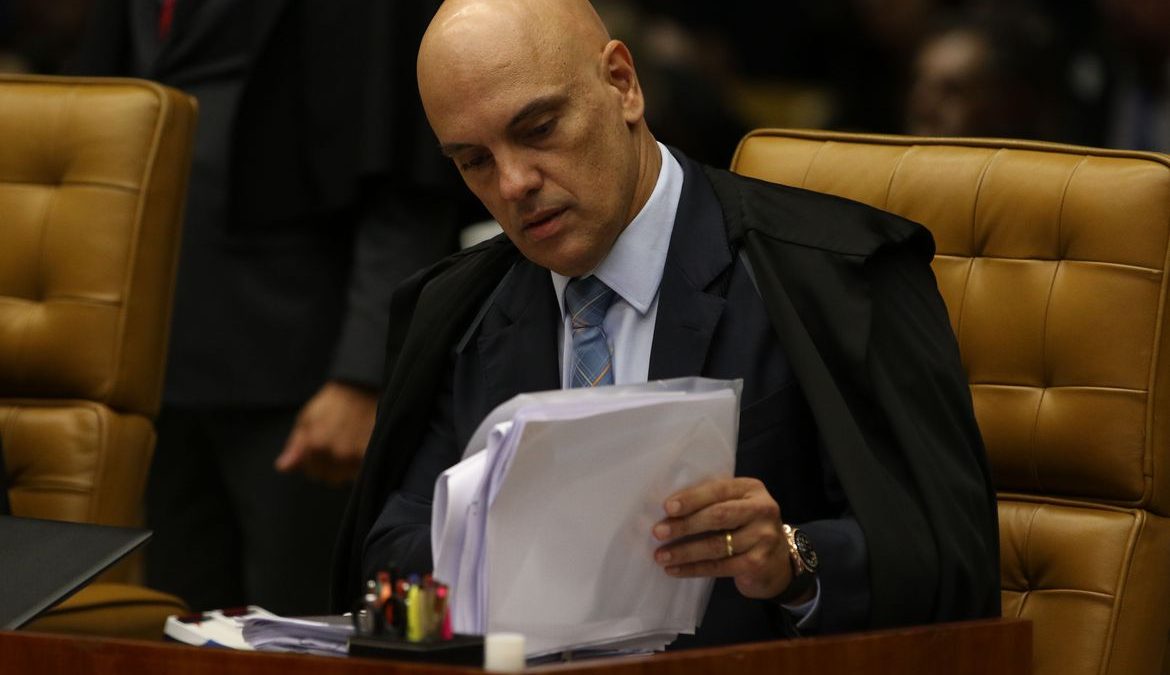 Facebook cumpre decisão de Moraes e bloqueia contas no exterior