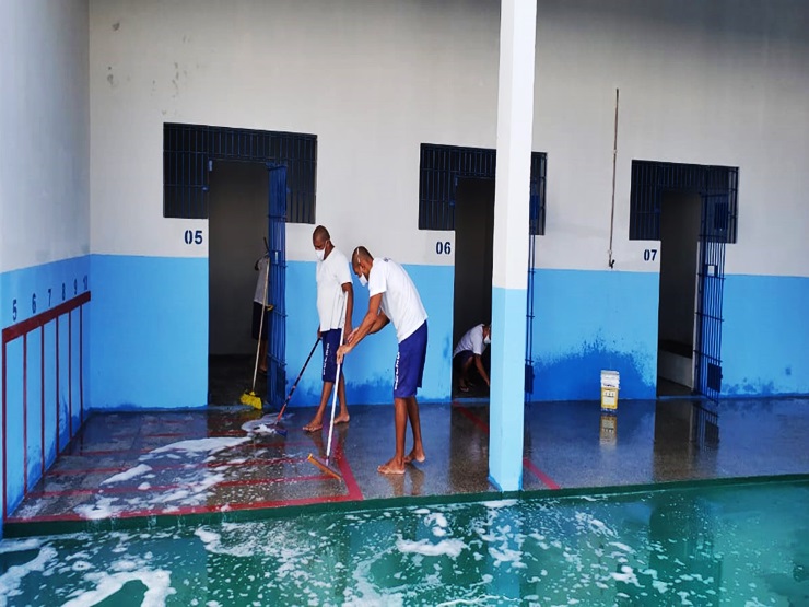 Reeducandos trabalham na limpeza e reforma de penitenciária de Parnaíba