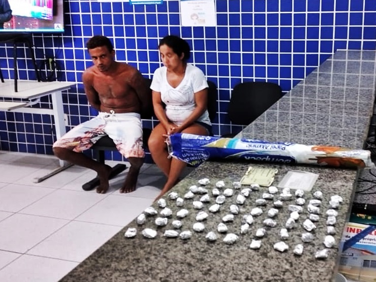 Denúncia de assaltos encerra na prisão de casal por tráfico de drogas
