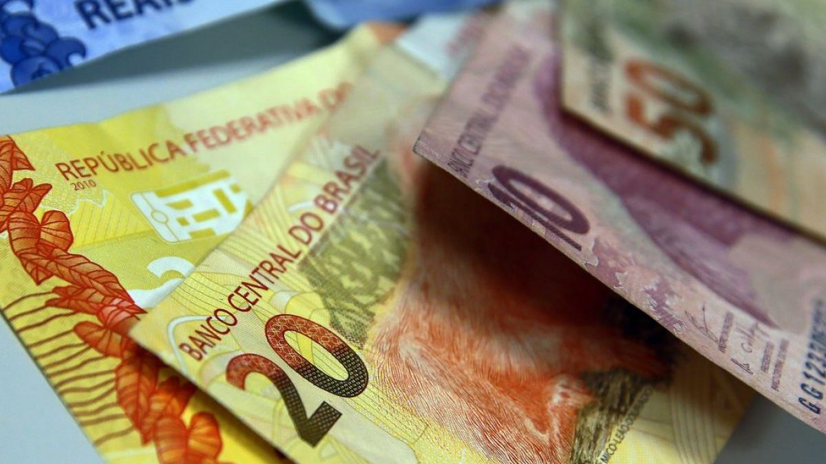 Governo diz que salário mínimo deve subir para R$ 1.087 em 2021
