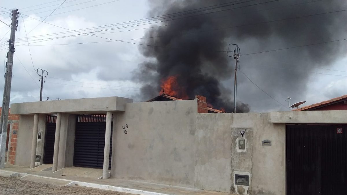 Moradora perde bens após incêndio em sua casa, em Parnaíba
