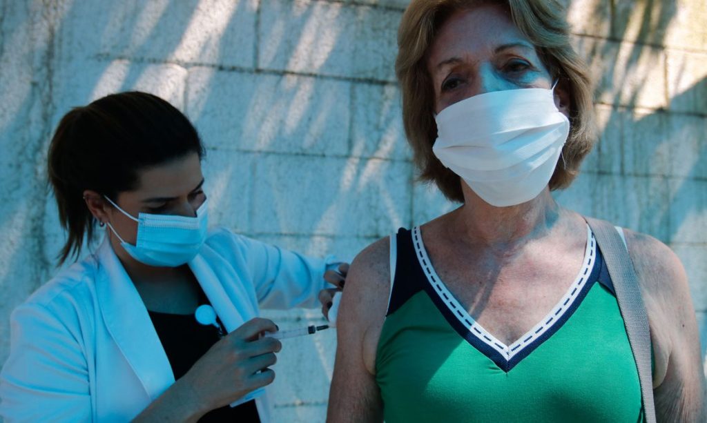 A médica Nadja Miranda é vacinada contra a covid-19. Vacinação dos profissionais de saúde, veterinários e agentes funerários com 60 anos ou mais de idade, que estam na ativa, na Clínica da Família Estácio de Sá, na região central da cidade. O município do Rio de Janeiro ampliou hoje (27) o público-alvo da campanha de vacinação contra a covid-19.