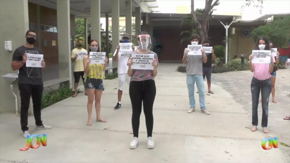 Estudantes da UFDPar fazem protesto pacífico para reivindicar ensino híbrido na instituição