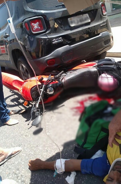 Mototaxista tem fratura exposta na perna após colidir contra veículo, em Parnaíba