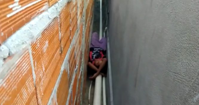 Homem dorme em corredor de residência após tentativa de furto, em Cocal