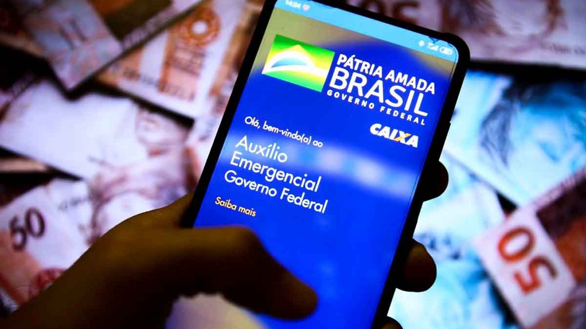 Bolsonaro avalia mais três parcelas de R$ 200 de auxílio emergencial