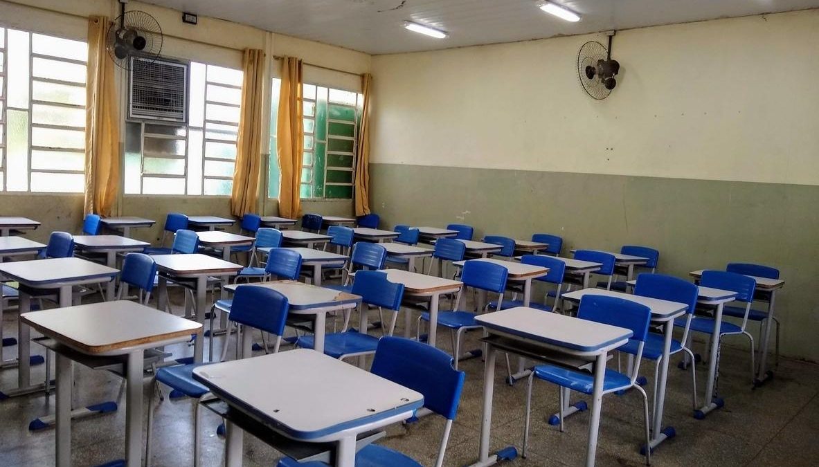 Professores e donos de escolas devem ‘suspender’ aulas presenciais até 4 de abril