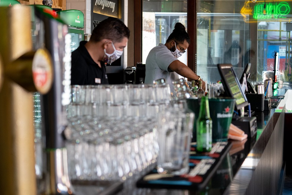 Wellington sanciona lei que concede auxílio a trabalhadores de bares e eventos