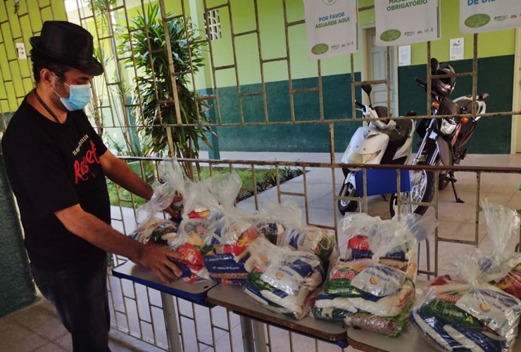 Escolas estaduais entregam kits de alimentação para ajudar famílias em dificuldade