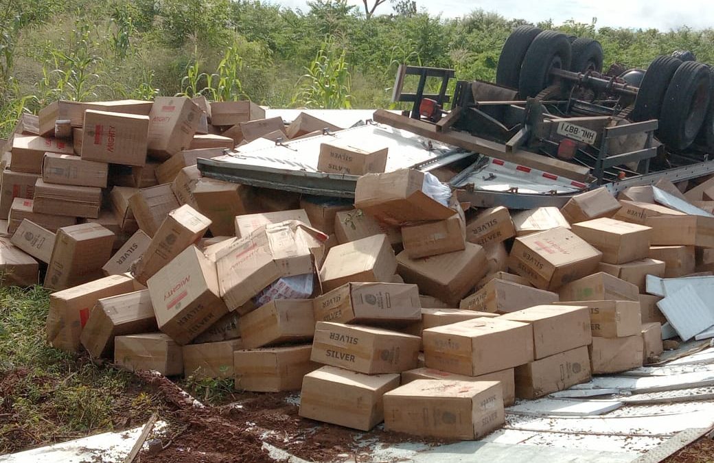 Caminhão com carga supostamente contrabandeada capota em trecho da PI-301, em Luís Correia