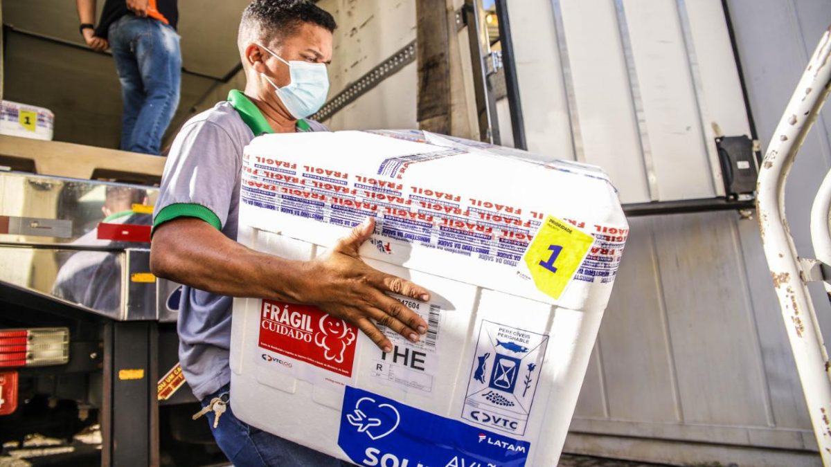 Lote com mais de 90 mil vacinas contra a Covid-19 chega ao Piauí