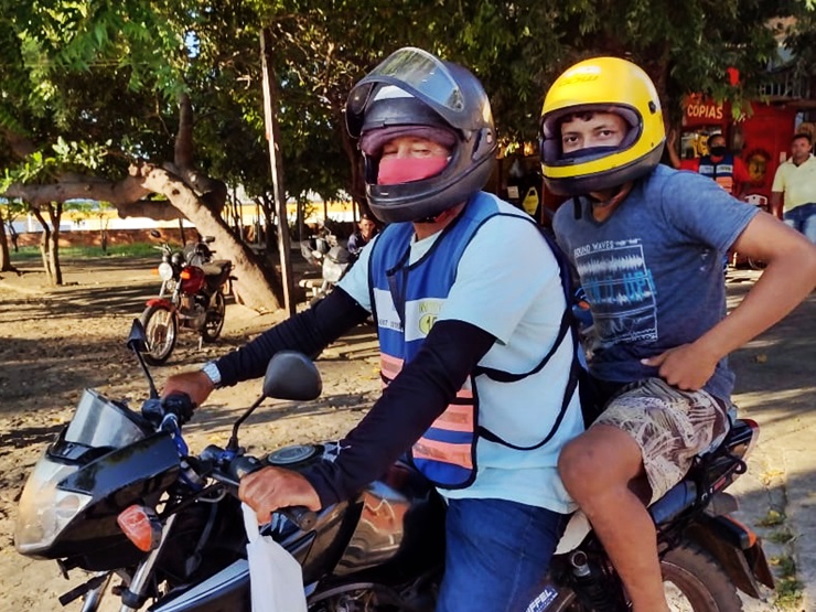 Compartilhar capacete no mototáxi requer mais higienização para amenizar riscos