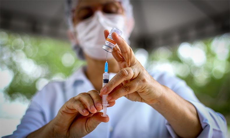 Vacina da Janssen, de uma única dose, deve ser distribuída na quinta-feira aos estados