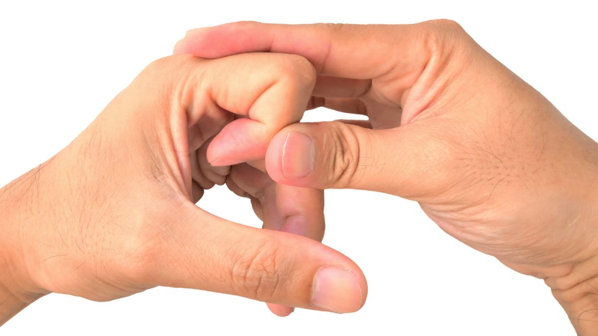 Estalar os dedos das mãos causa artrite?
