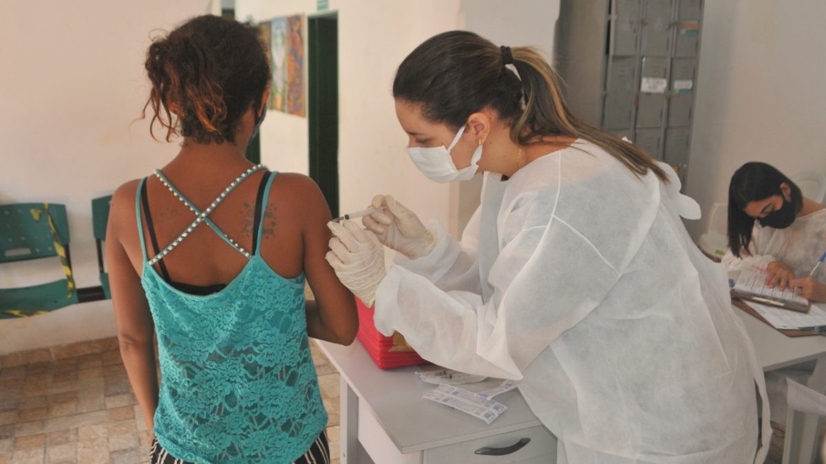 Prefeitura de Parnaíba vacina pessoas em situação de rua beneficiadas no Projeto Centro POP
