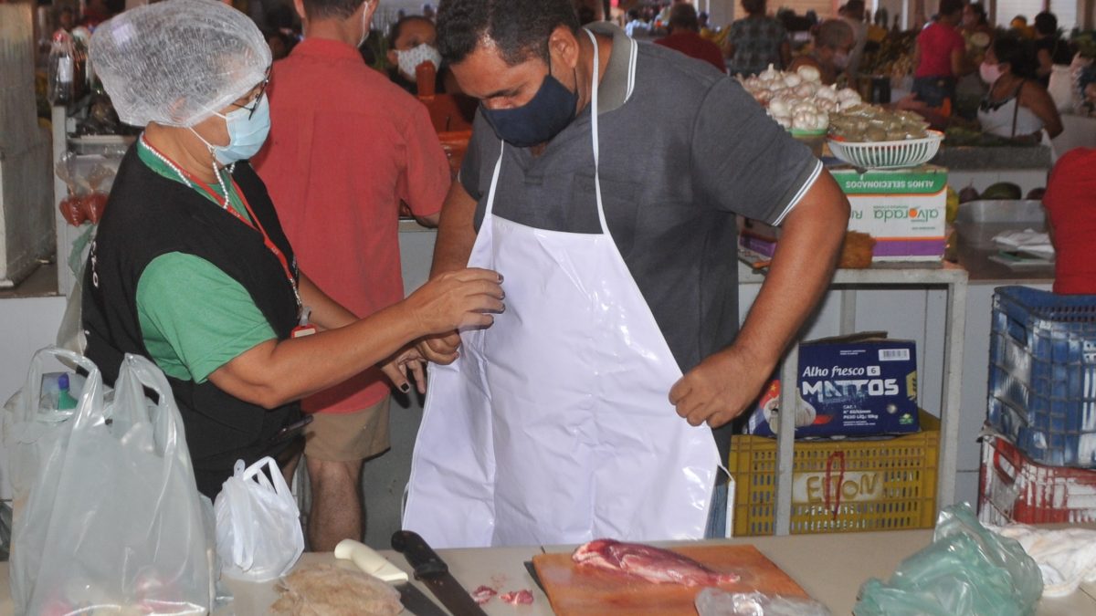 Vigilância Sanitária de Parnaíba entrega aventais a feirantes de mercados públicos
