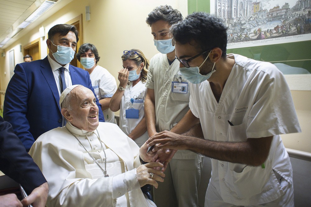 Papa Francisco deixa o hospital 10 dias após cirurgia