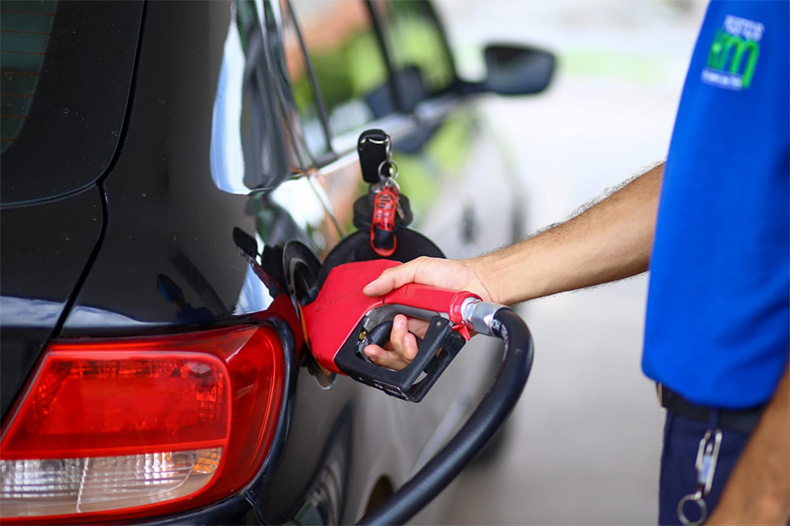 Valor médio da gasolina no país chega a R$ 6,157