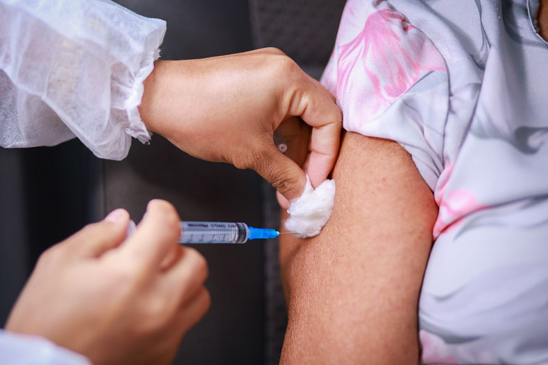 Ministério anuncia 3ª dose da vacina para imunossuprimidos e idosos acima de 70 anos