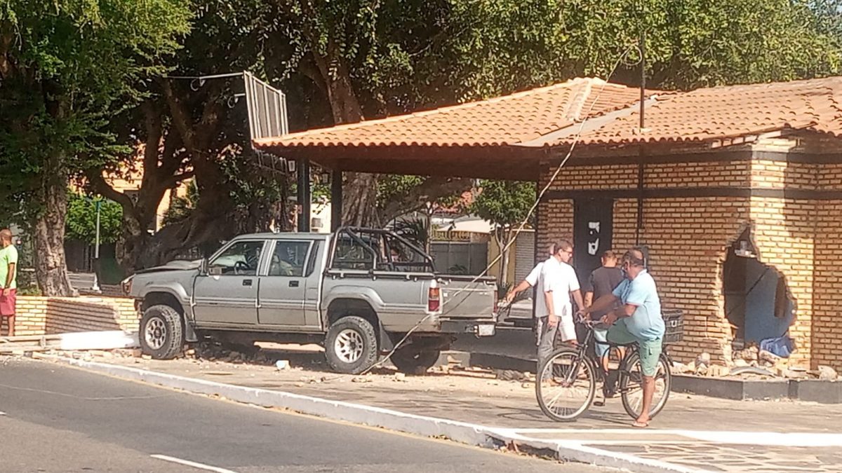 Carro desgovernado derruba poste e destrói parede de estabelecimento comercial, em Parnaíba