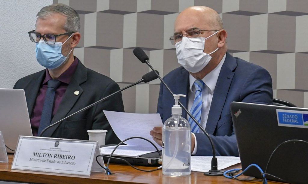 Comissão de Educação, Cultura e Esporte (CE) realiza audiência pública interativa (semipresencial) com o ministro da Educação para prestar informações acerca das recentes declarações sobre o acesso às universidades e sobre a inclusão de crianças com deficiência em sala de aula.
À mesa, ministro da Educação, Milton Ribeiro.
Foto: Roque de Sá/Agência Senado