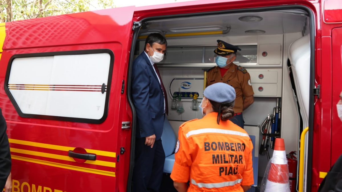 Wellington anuncia concurso para Bombeiros e entrega ambulância à corporação