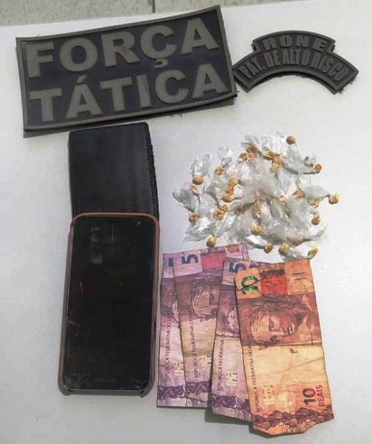 Força Tática prende jovem acusado de tráfico de drogas, no Bairrro Alto Santa Maria
