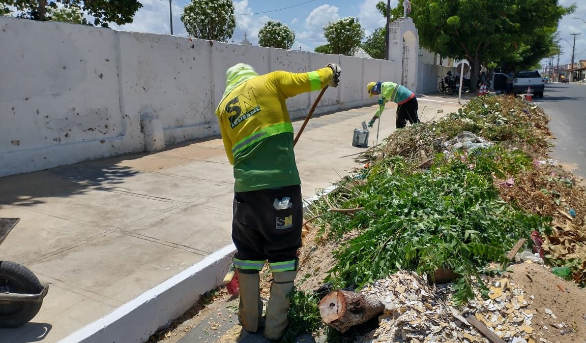 Prefeitura de Parnaíba intensifica limpeza de cemitérios para visitação do Dia de Finados