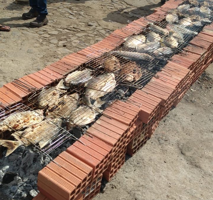 Churrasco de peixe realizado no Mercado da Caramuru em Parnaíba reúne multidão