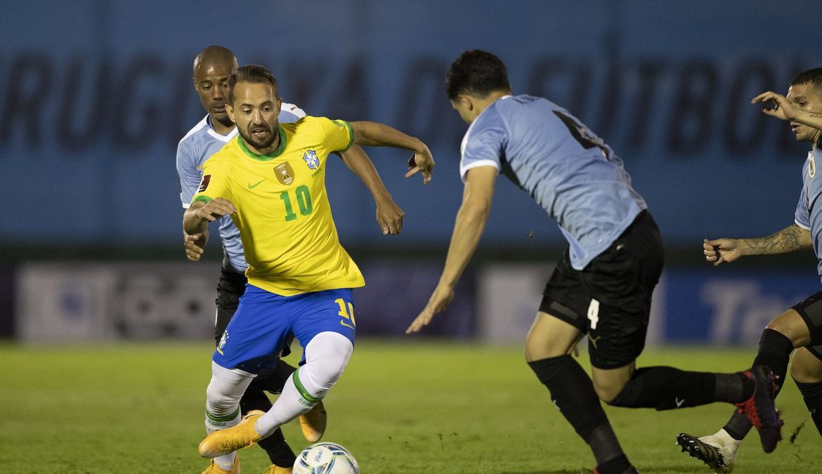 Seleção enfrenta Uruguai buscando virtual classificação para Copa