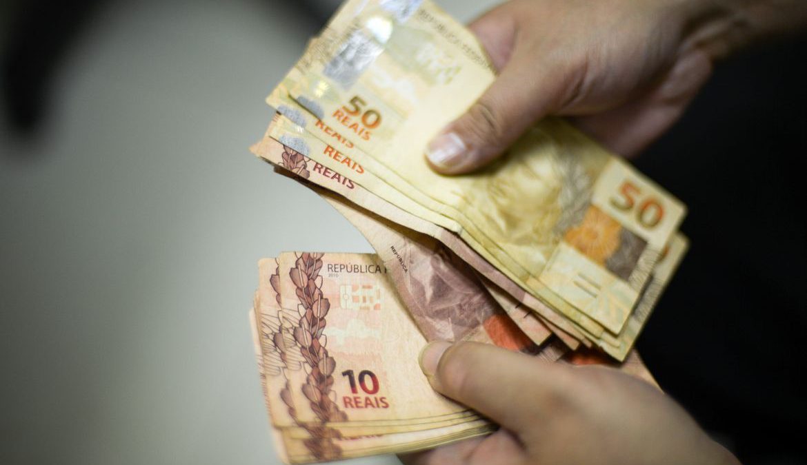 Governo admite inflação maior, e salário mínimo pode ir a R$ 1.210