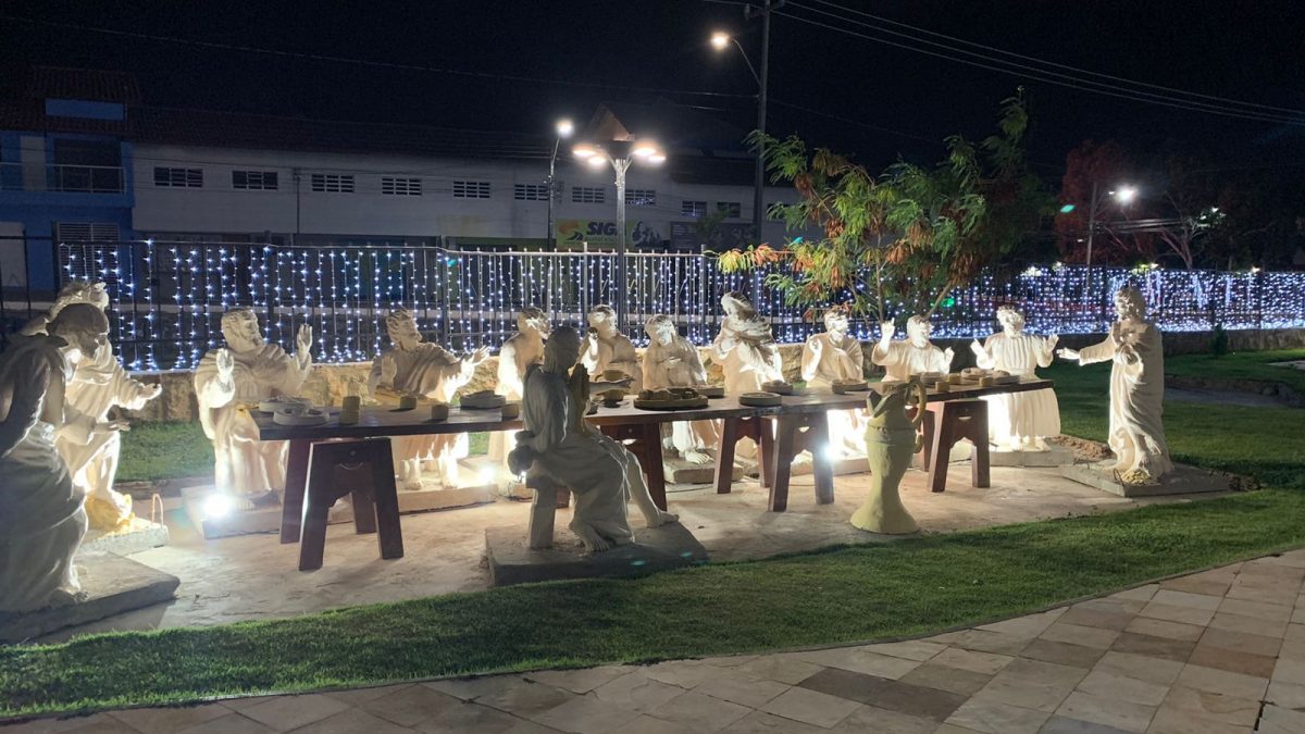 Praça da Terra Santa recebe iluminação natalina e movimenta as noites de Parnaíba